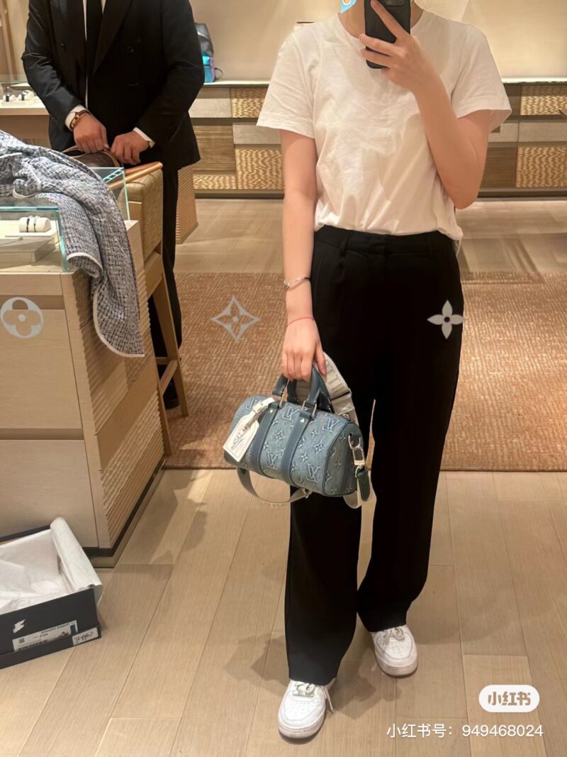 Cowboy Keepall25, I Love It
Expected to be a big hit this year
Comes with hanging tags and wide shoulder straps
Cowboy Keepall25 w
Both men and women can carry someone or not
The capacity is great! !
Lv's new denim pillow bag
Handheld and can be slu...