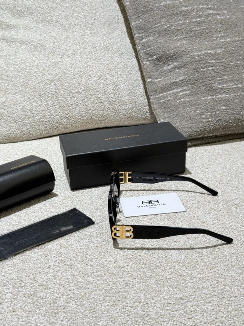 6afec12797.jpg Balenciaga Sunglasses p210
I can't refuse a bit of suspicion. The same sunglasses as the celebrity look beautiful on my face!
I declare that the retro cat's eye sunglasses are the ancient god cat's eye+narrow frame which is really a Rocket combinatio...