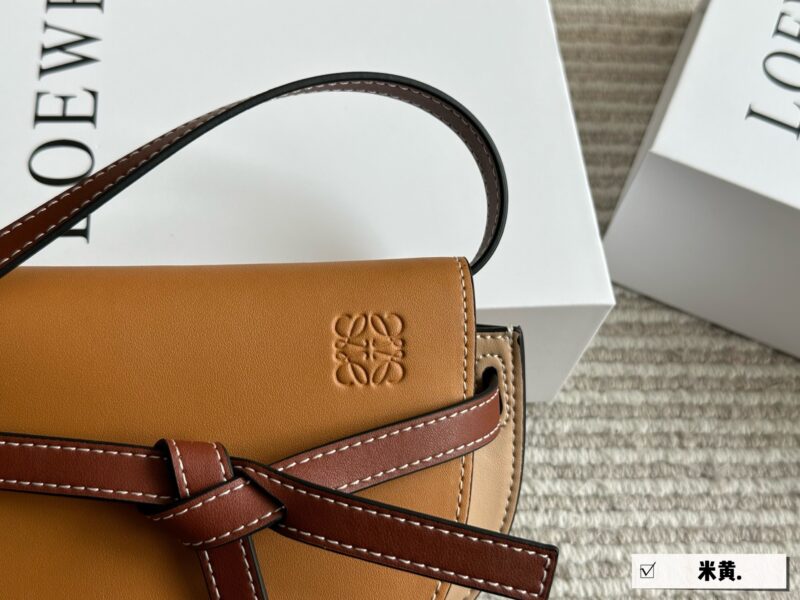6aff04a1bb.jpg 210 box
Size: Width 21 * Height 14cm
Love Loewe Gate Mini!
Don't look at his palm, it's so big
The capacity is very friendly!
?? New product! ? Chest bag! Crossbody!
The leather of cowhide has an excellent hand feel
The leather is so good that ...
