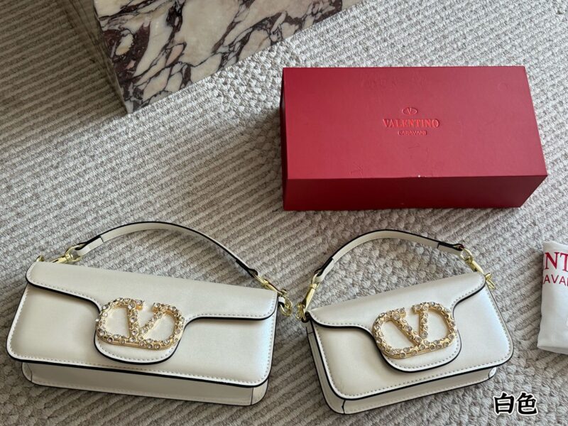 6b0dd8d95b.jpg 220, 135 box sets
size:20 9cm
26 17cm
Valentino New Product!
Who can refuse a style
Dressing for spring, summer, autumn, and winter
Everything is completely fine~