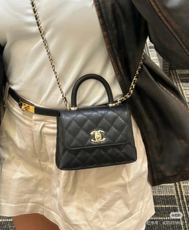 Coco Mini
I saw Chanel's super mini bean bag
A little one is too obedient! The texture of the caviar skin is very good, and it is a cute little one that has been proportionally reduced. It is indeed the era of small bags, which is very suitable for p...