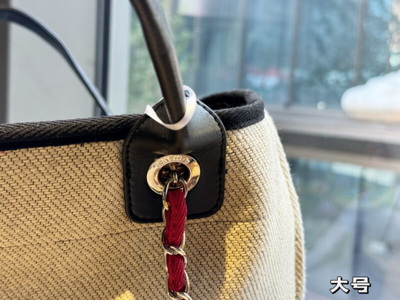 280 280 without box
Size: 38 * 30cm (large)
33 * 25cm (small)
Xiaoxiangjia Cowboy Beach Bag ?
Arrange it! Arrange it!
This beach bag released this year is so beautiful!
More advanced
