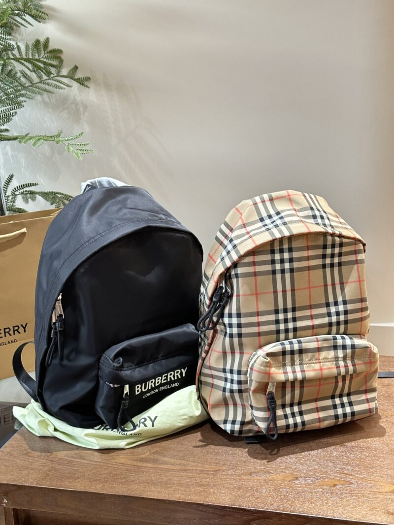 Burberry plaid backpack p225
Vintage vintage plaid material, paired with smooth leather trim, this backpack is priced at five to six thousand yuan, and it's hard to find a bag. Of course, besides being stylish, it's also very useful, lightweight and ...