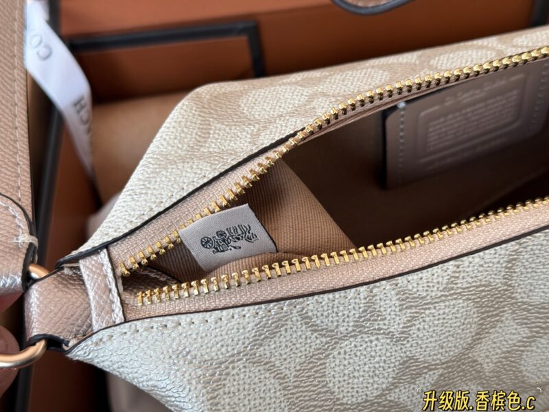 6b3592cecb.jpg 225 boxes
size:20*17cm
C Home | Zip Bag Dumpling Bun/Underarm Bun
Easy commuting to work
Zipper design with metallic texture and brand new logo
Can accommodate all daily needs
Hobo armpit