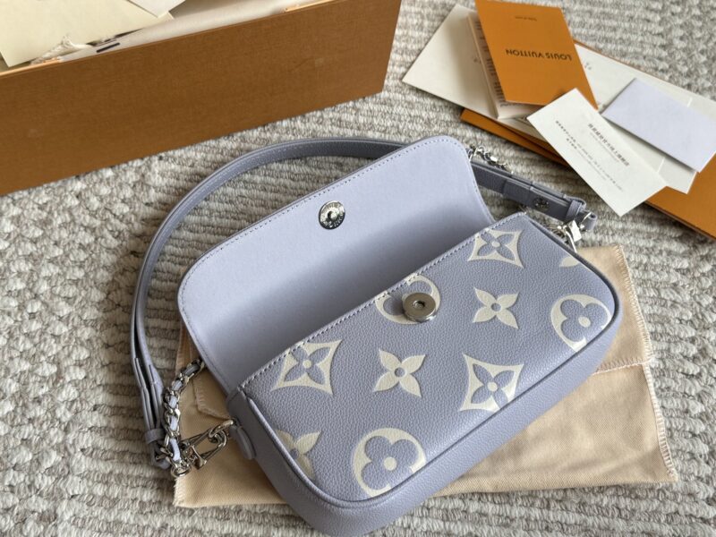 6b4d27e13b.jpg 225 boxes
size:22*12cm
L Home Cream White Ivy Woc
Real milk dripping~Super suitable for summer
Mahjong bag with double chain design
Can be carried diagonally, single shoulder, or handheld
The built-in card slot is cute and easy to use!