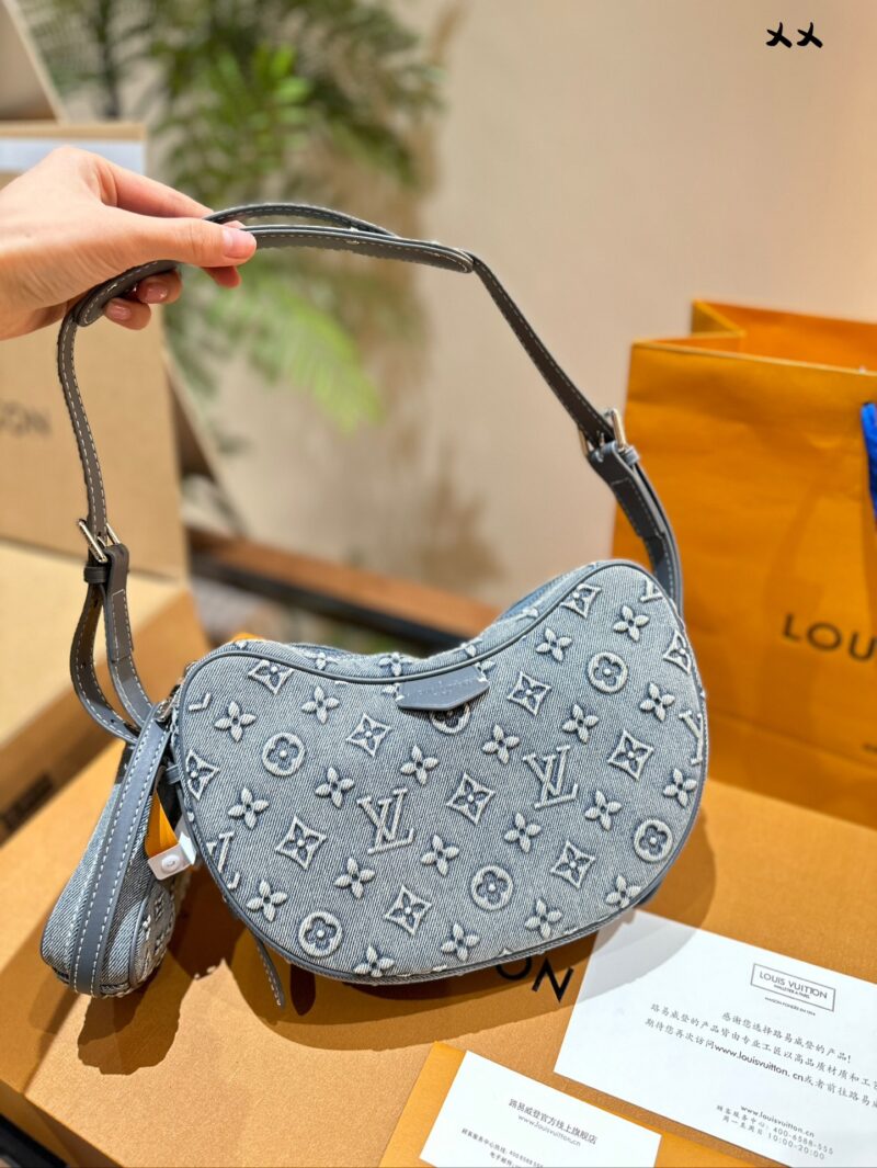 6b731fe4c2.jpg LV Cowboy Pea Bag
Do you love this pea bag? The bag shape is like a pea pod, with smooth lines and a strong sense of styling. It imitates denim patterns and prints PVC leather, which is more durable and waterproof compared to denim. It is a must-have...