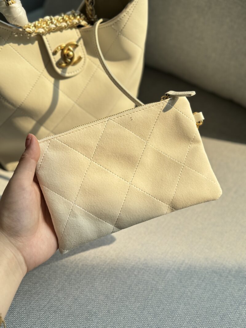 6b86cd1d42.jpg 199 folding box
size:21×21
CHANEL 25P Underarm Bag Chain Bag Crescent Bag Half Moon Bag Handheld Bun Mother Bag
I really like Hobo's bags
It looks like the atmospheric capacity is considerable
The texture is really online
The whole bag is soft and...