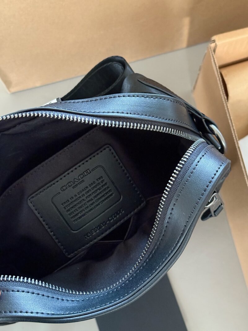 6b91939c5d.jpg 250 boxes
size:24*27cm
Coach C Men's Home~Square Bag/Pilot Crossbody Bag/Postman Bag
Are you ready for the 520 gift?
Exquisite three-dimensional, simple yet profound!
Very practical and convenient!