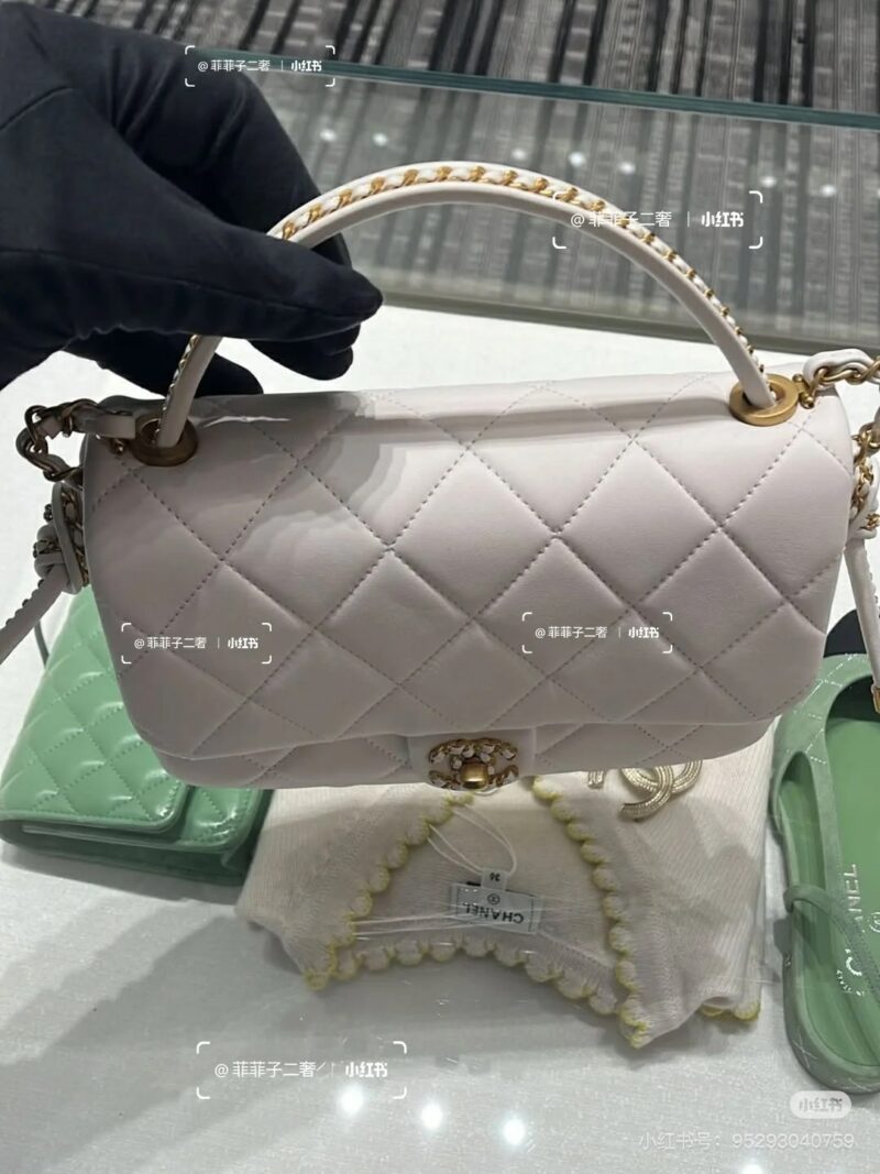 6b978041c5.jpg Chanel's new handheld model