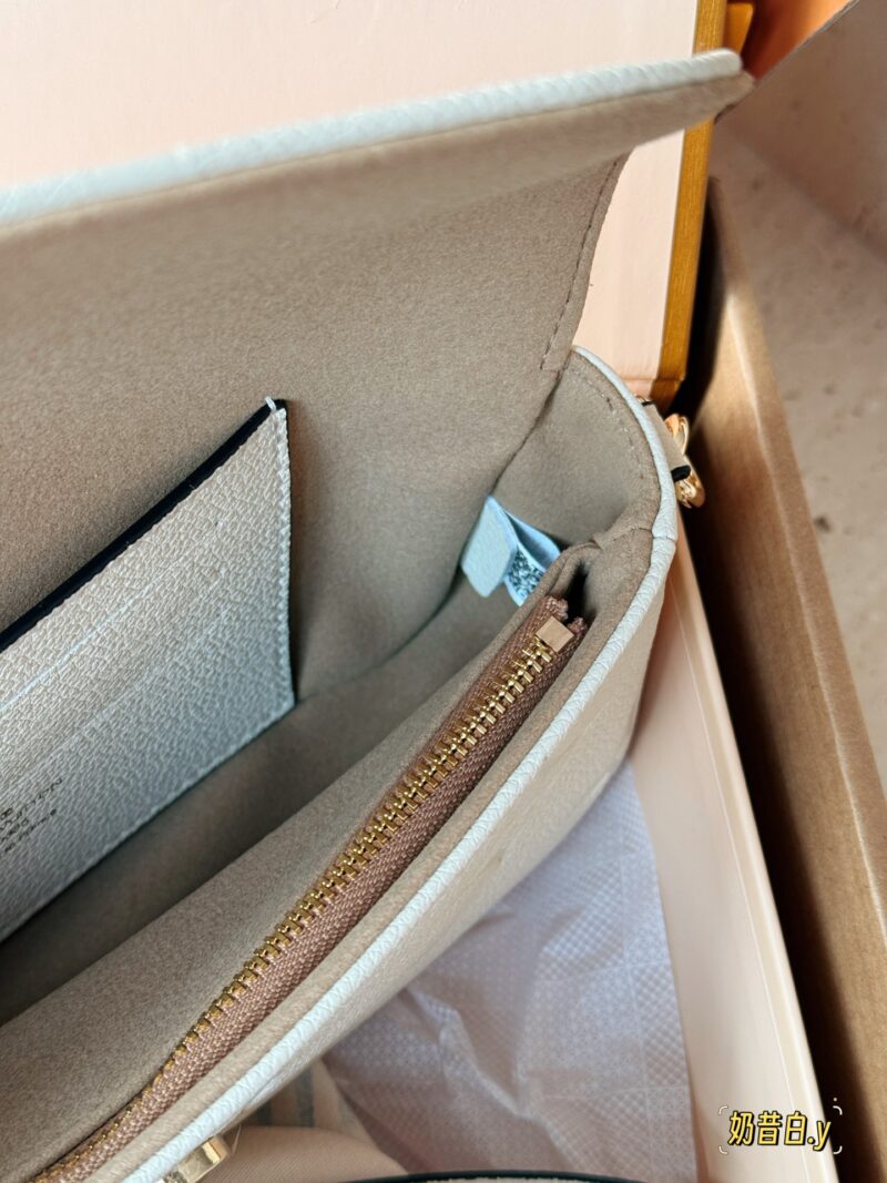 6bbdf64680.jpg 195 full set of packaging
size:23*12cm
L's new Ivy embossed model
New cream white LvIvy armpit bag
Very suitable for light toned summer clothes
Configure chains and crossbody straps
Complete packaging ??