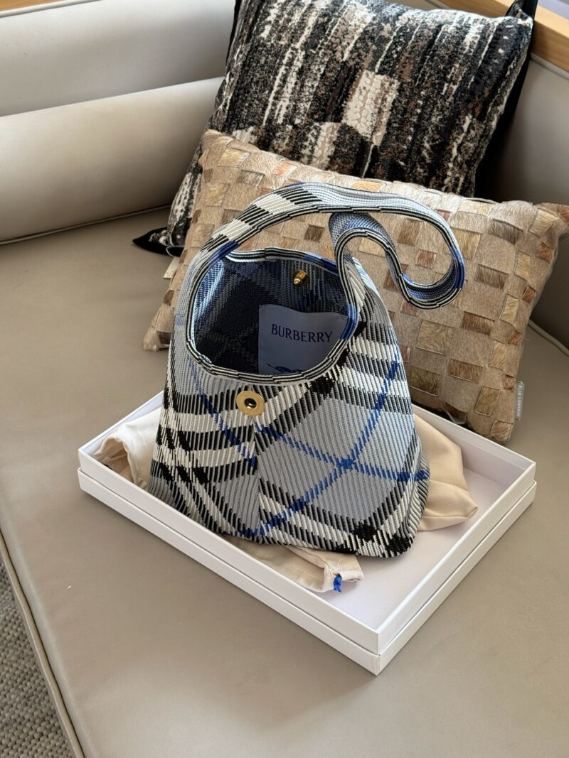 6bbe0fa394.jpg 260 without box
size:27*22cm
Share it quietly
Bur | hobo plaid armpit bag
The new product is so cute
Versatile, I really love it
Moss color/dark blue/