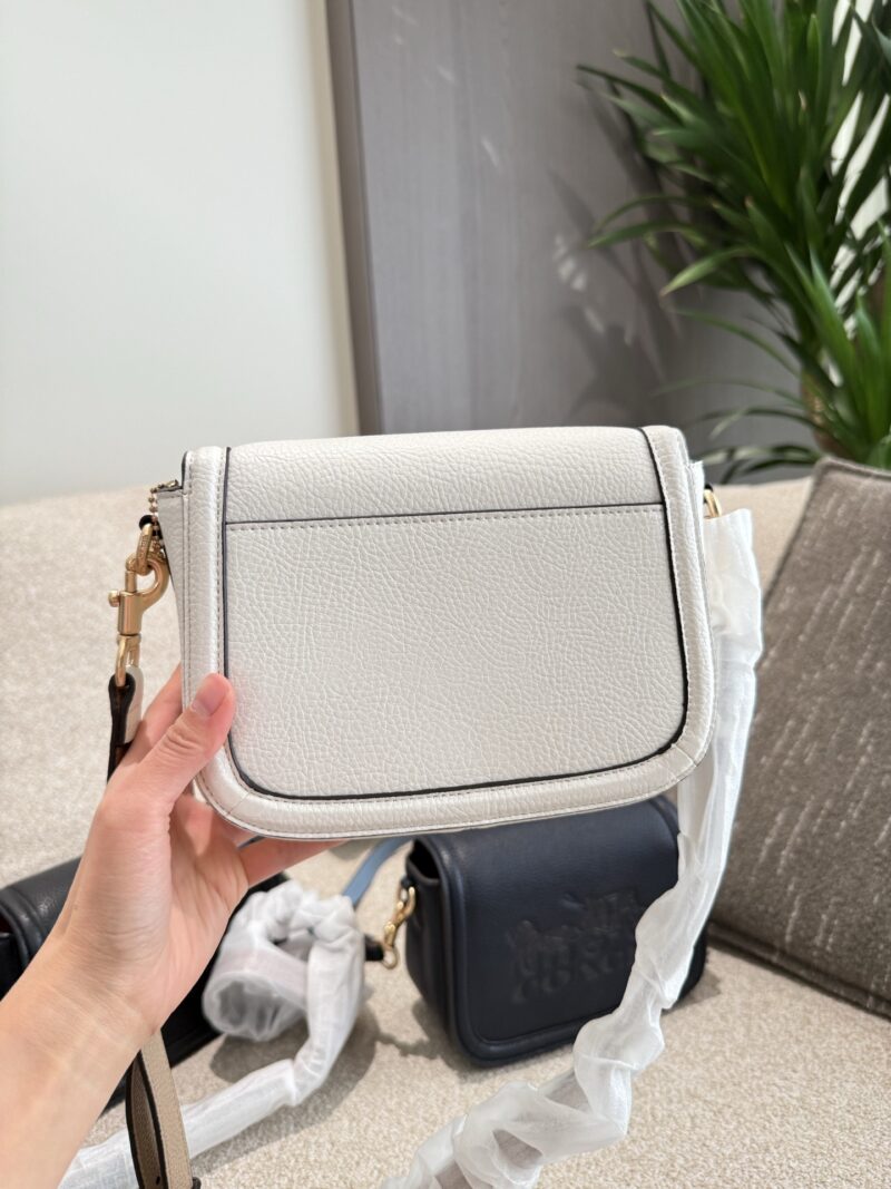 Coach carriage saddle bag p240
New Carriage Series
Coach Coach women's full carriage style saddle bag crossbody bag Saddle [Grin] is a very practical and beautiful model, with a retro saddle bag shape and full leather edging that is not easily deform...