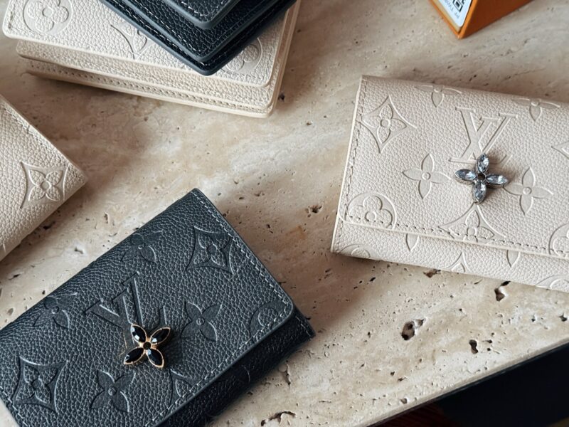 6bcb289b38.jpg 145 box cowhide
L's new cowhide milkshake white/gray wallet!
Do you dare to say that you can resist its aura
Great layout!
Compact and practical