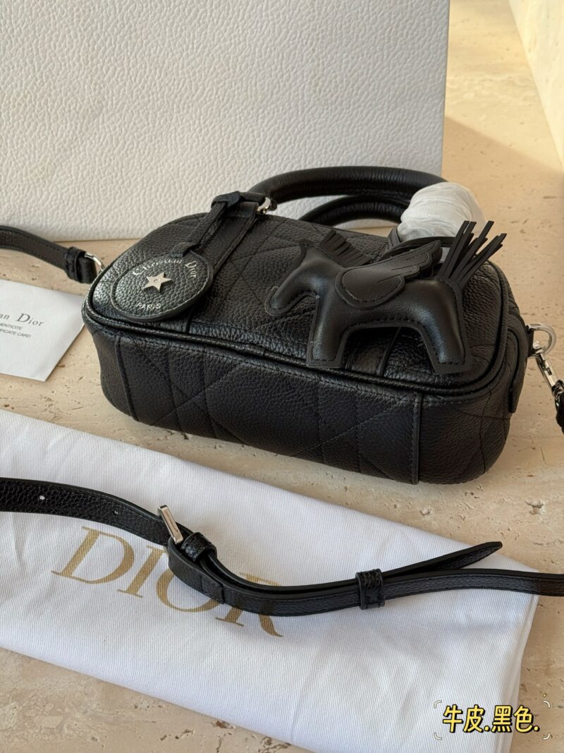 6bd0ae9d9b.jpg 300 box cowhide
size:20*12cm
D Home VIBE | Pillow Bag
Don't think I'm young, but I'm very good at pretending!
Summer25 new SIZE bowling bag, really looks great!