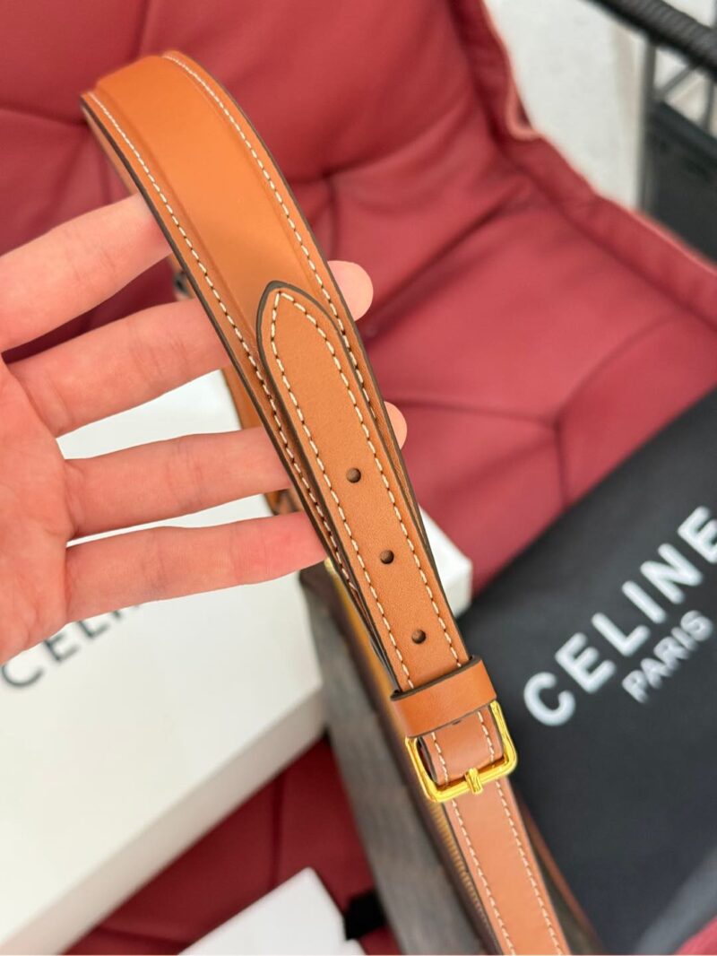 6bd621a516.jpg Celine Underarm Bag P205
Celine/Celine Mahjong Underarm Bag#
The bag is more retro and recognizable, and it is very fashionable to carry it by hand or clip it under the armpit!! Although not suitable for crossbody, the shoulder strap can also be adju...