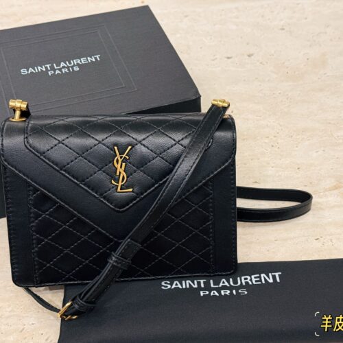 310 sheepskin/box
size：20*14cm
Saint Laurent YSL sheepskin envelope bag
Lenscope envelope package
Recommended classic bags!
Especially suitable for summer, dear!