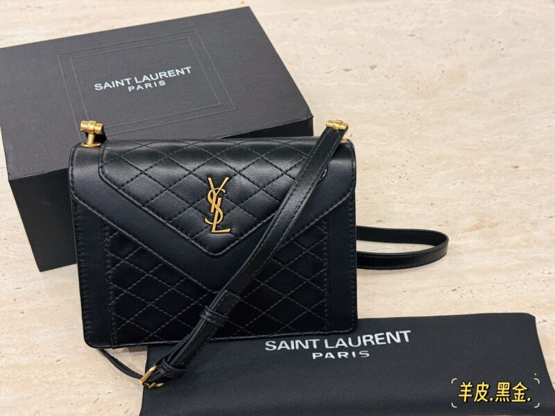 6bddf390ee.jpg 310 sheepskin/box
size:20*14cm
Saint Laurent YSL sheepskin envelope bag
Lenscope envelope package
Recommended classic bags!
Especially suitable for summer, dear!