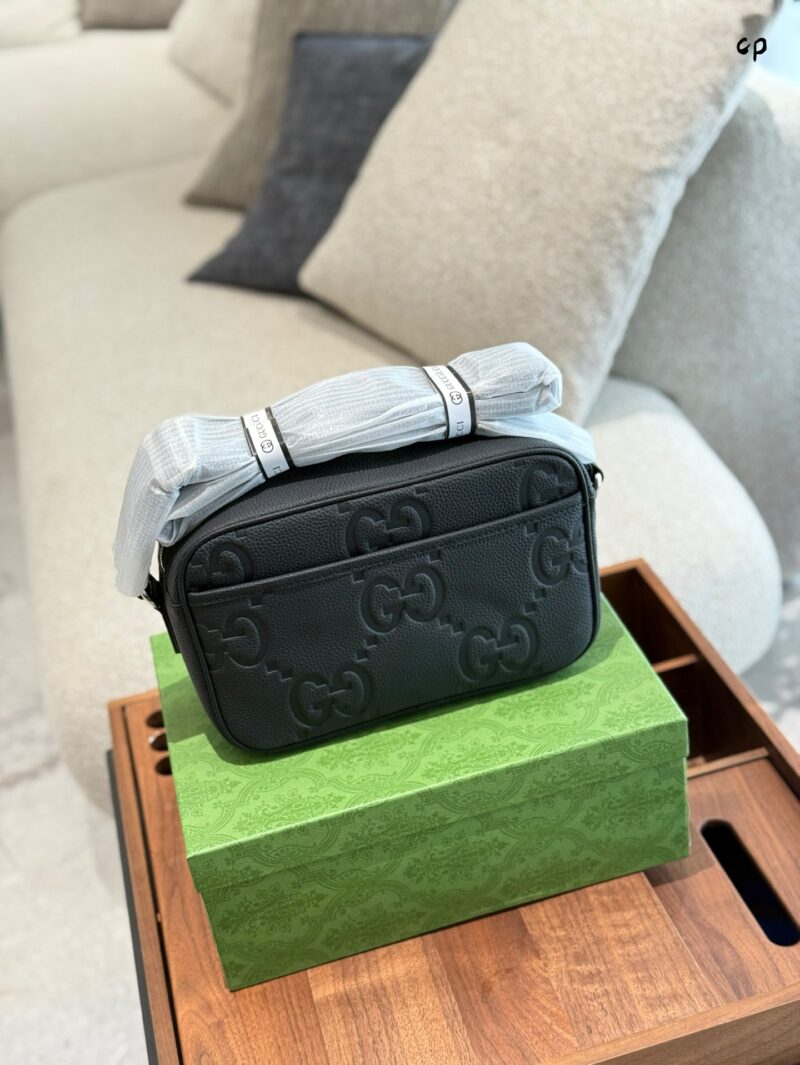 Gucci Leather Embossed Camera Bag P255
JUMBO GG Medium Postman Bag AABY7 1000, Gucci's enduring design incorporates a series of natural colors, presenting new iterations season after season. For Cruise 2024, black enriches the latest leather product ...