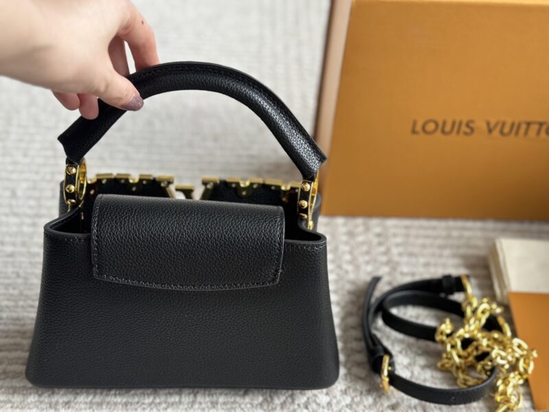 6bdf82b52b.jpg ¥ 245 Folding Box
LVCapucines noblewoman bag gold buckle hardware, super complicated production process, a must-have for queen style, mini unique ultra wide shoulder strap, classic large logo design, combined with monogram classic small flower eleme...