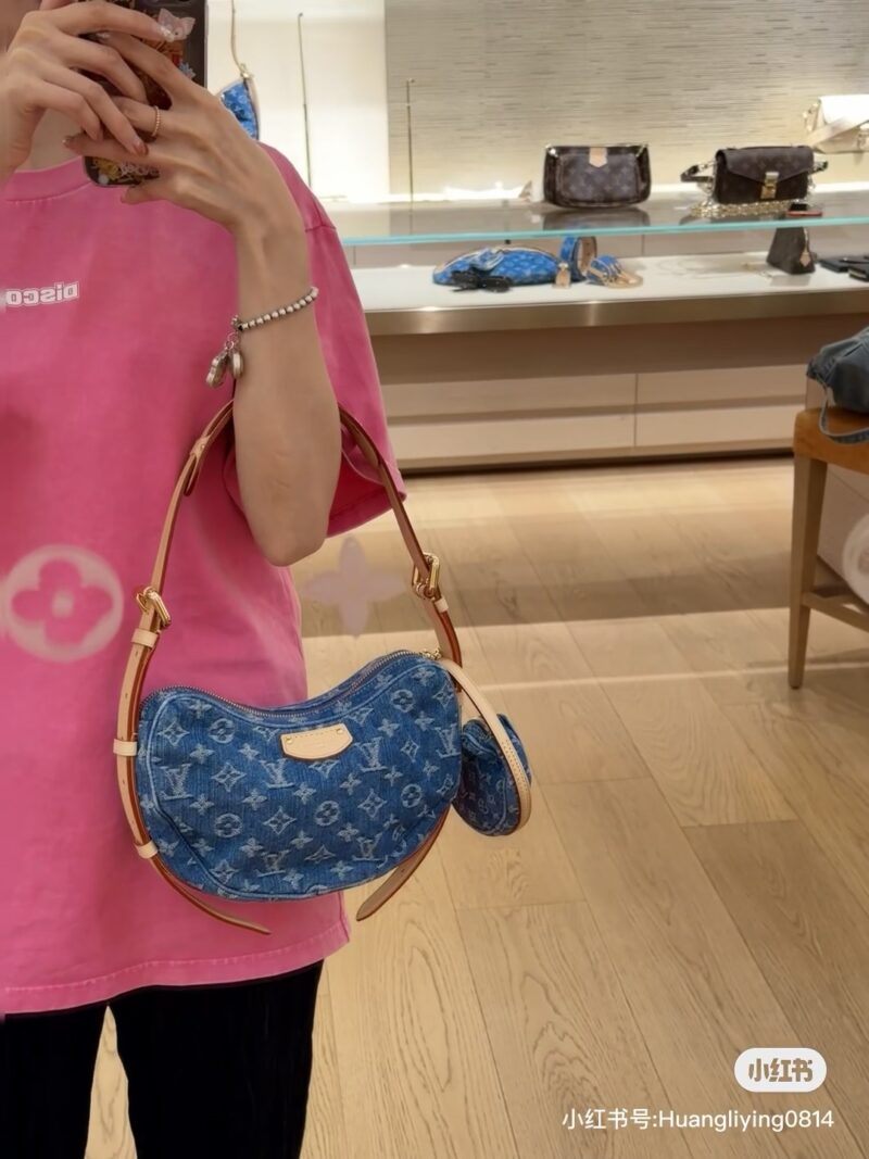 [Spring Light Dressing] Denim Charm
[Croissant MM Pea Bag] The 2024 early spring denim series has made a hot debut, and one of the highlights of the two-piece set is the addition of a small coin purse, which can also be used as an extra pocket.
Monog...