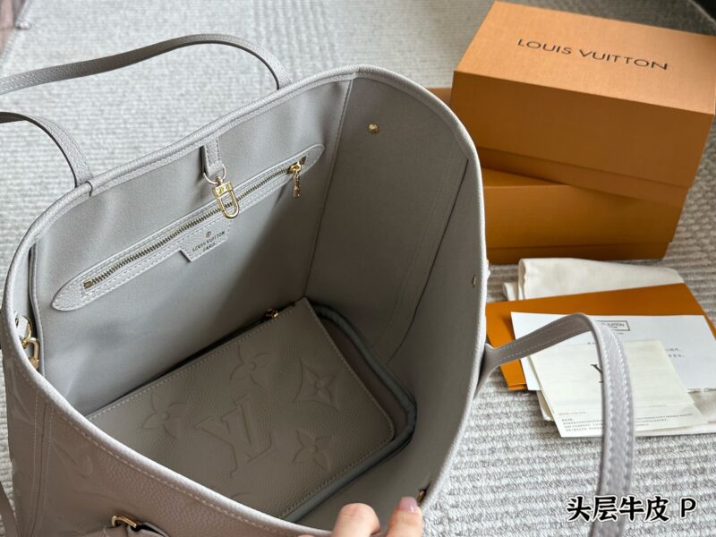 ￥ 370 original cowhide
LV Neverfull shopping bag
N41605LV is the classic flagship of the family, with a large capacity design that is perfect for both mommy bags and OL commuting, making it the bag with the highest appearance rate. The striped linin...