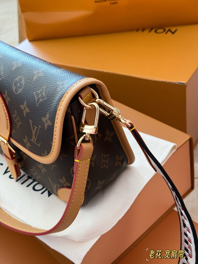 6c053d10f1.jpg 250 boxes
size:25*17cm
L Family Diane French Stick Handbag
Customized presbyopia fabric paired with dark tree bark
Configure two shoulder straps ??
Today's happiness is brought by the Dharma stick!
Search for Lv Law Stick