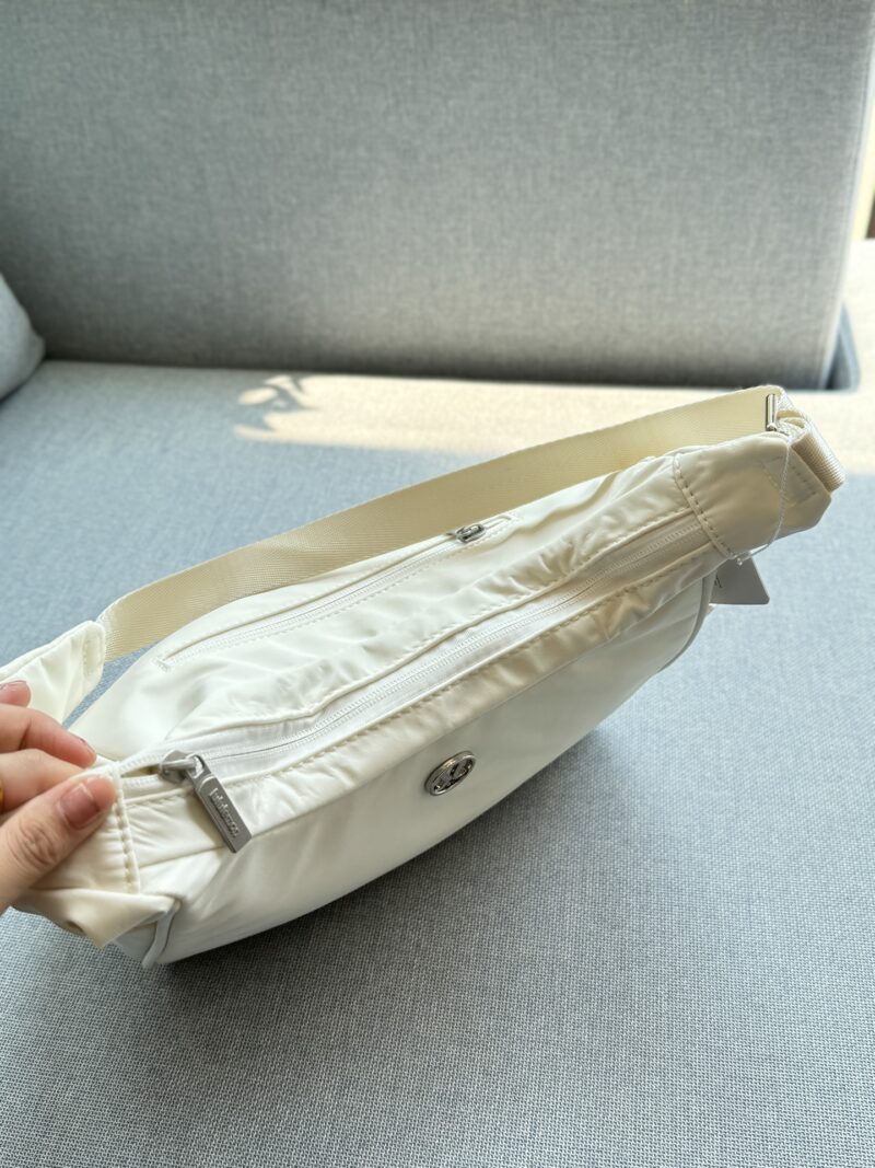 6c0a57ef46.jpg 180 airplane box
size:27×19
Lululemon 4L Nylon Underarm Bag Handbill Shoulder Bag
Underarm handbags are also full of design sense! Smooth and textured, with a large capacity!
Love at first sight armpit croissant
