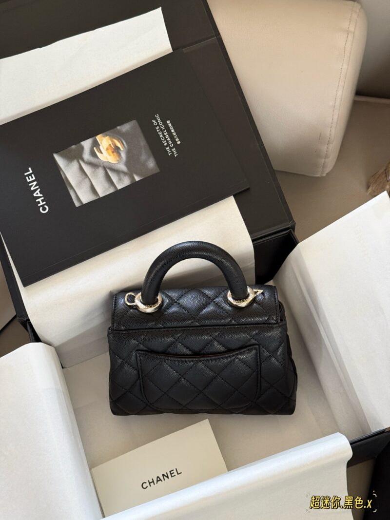 225 boxes
Size: 14.5 * 12cm, can't fit your phone
Xiaoxiang's cutest little bag 25pcocohandle
I want a small crossbody bag with a super mini size cocohandle that perfectly matches my needs