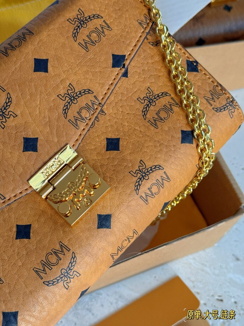 6c3f9f95bf.jpg 210 205 box (chain shoulder strap)
Size: 23x14cm (large)
18 * 13cm (small)
Top tier original quality shipment
MC Chain Pack
Complete packaging as shown in the picture
Ensure the quality of actual filming
MCM chain bag is truly the king of versatility...