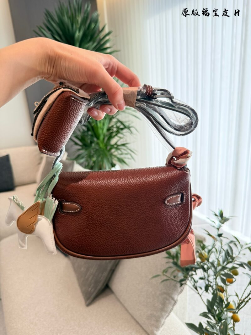 First layer cowhide p350 Fubao leather
Hermes' new Kelly Moove
Big bag size: 17 * 10 * 5cm
Small bag size: 7.5 * 6 * 3.5cm
Hands on bag, grab bag, waist bag, shoulder bag, crossbody bag capacity: coin/Airpods3 Yin line card air cushion lipstick tissu...