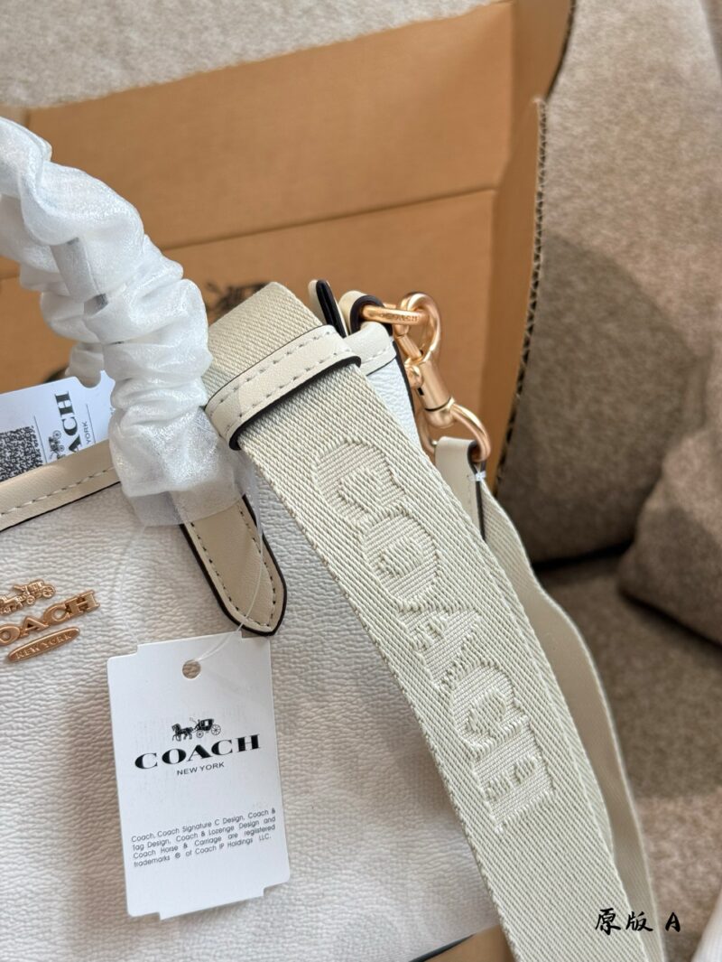 Coach Coach Mini Tote P210
Coach. New Release
Airplane box packaging
Coach's new Mini Tote
Paired with long and wide shoulder straps, it provides ample comfort and ample capacity,
It can be easily controlled in daily life
Size: 15 * 14 * 9cm