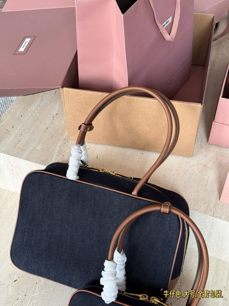 6c57ba155c.jpg 320310 comes with a complete set of packaging
Size: 35 * 22cm (large)
28 * 15cm (small)
Miumiu bowling/briefcase/
Miu is here to steal money again! The new denim briefcase is here!
It's nice to carry on your back
The appearance is Princess Miumiu!
