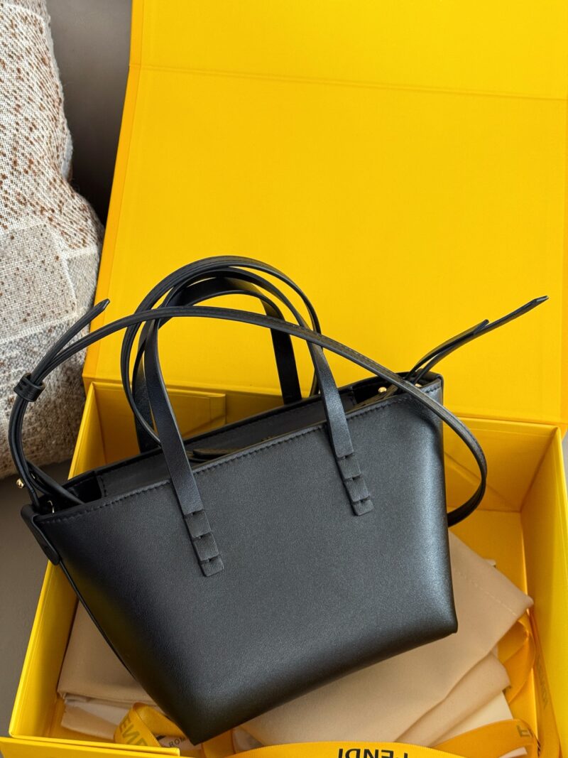 6c5d43498d.jpg 230 box
size:16*13cm
Fendi F's little monster Toth
I found it very versatile on the upper body!
Look at this little one
But it can hold all the necessary items for daily outings~