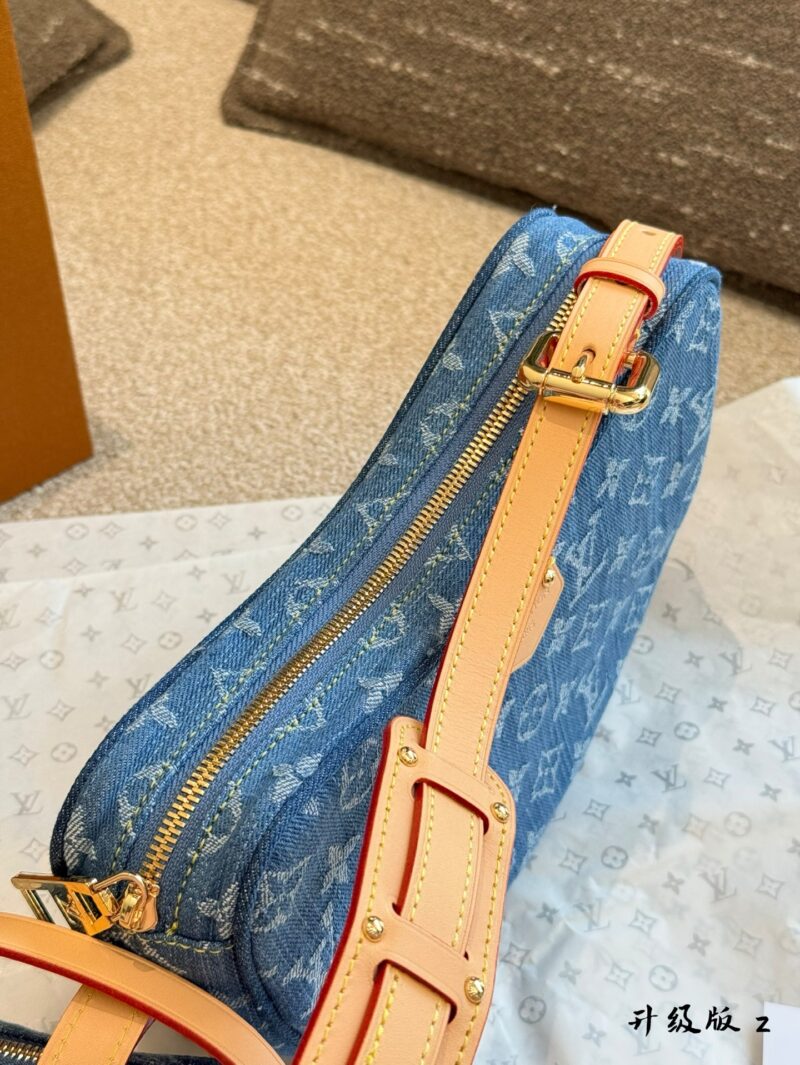 6c61430b66.jpg 2-in-1 pea bag p300
LV denim monogram is finally back, no longer searching for vintage!
Classic light blue distressed denim with vintage design, full of retro feeling. Cowboys come with a casual temperament, with a soft body that gives people a feeli...