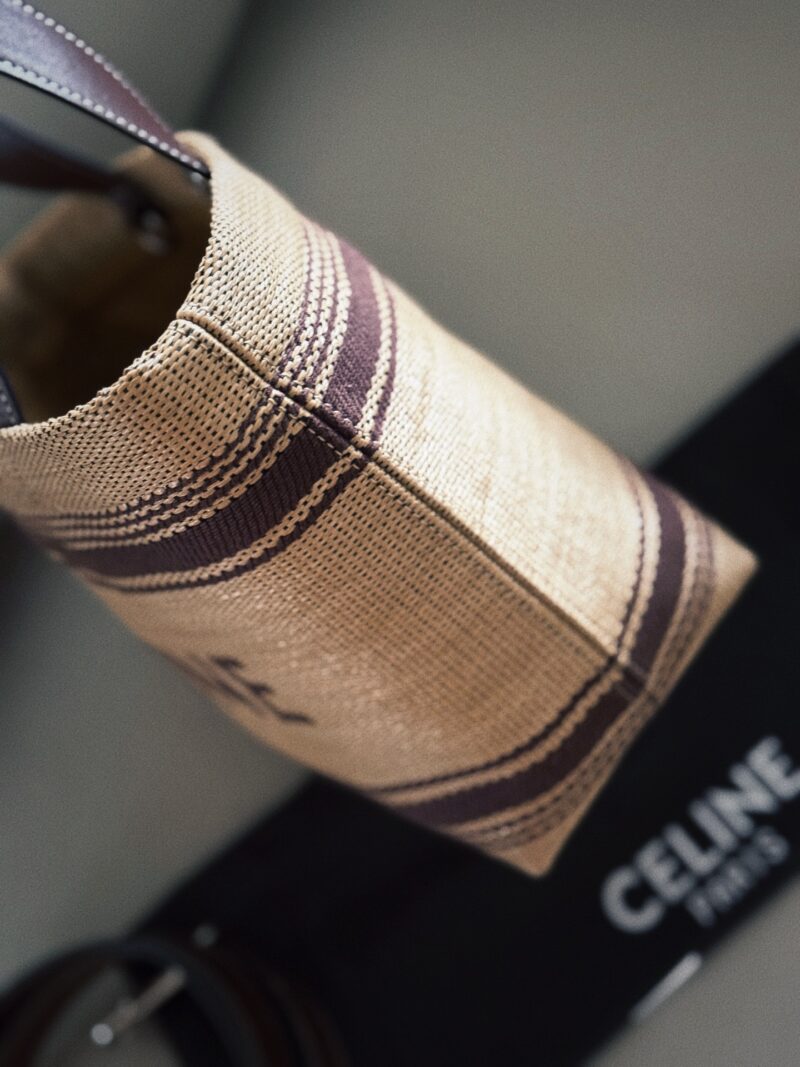 6c62ca7730.jpg 210 without box
Size: 21 (bottom) * 30 (top width) * 20 height
Celin woven bag, a must-have for summer#
This is super practical!
Everyone should praise it on their backs