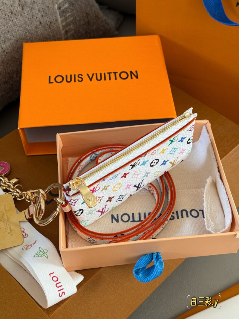 6c64821f96.jpg 190 box
size:14*8cm
L Murakami Takashi's mobile phone rope has arrived
It feels quite nice,
Practical and cost-effective hahaha
You can go out with it!