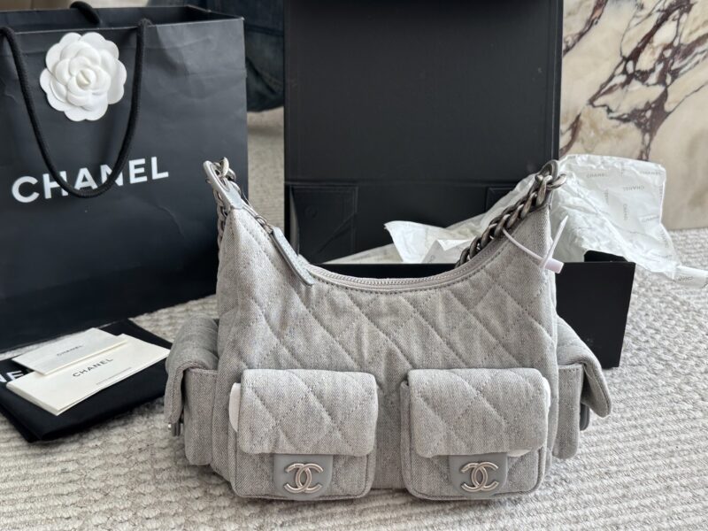 6c9cb9ce23.jpg 320 box
size:24 15cm
Chanel vintage bowling bag
This bowling bag is really delicious~
A vintage Chanel bowling bag that has been very popular recently.
The design is not easily outdated and is very fashionable to hold in your hand.