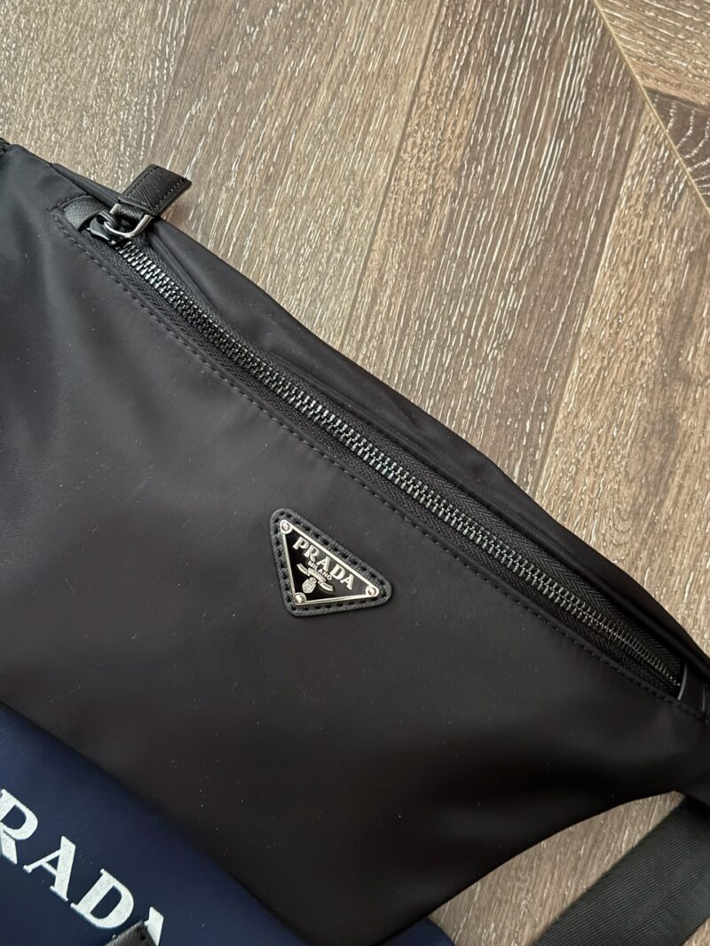 6cae3e12b9.jpg 170 boxes
Size: Bottom width 20, top width 35 * height 17
Prad ? waist bag/? chest bag
stumble on
This waist bag is really easy to carry!
The capacity is very friendly
Very good
Lightweight and easy to use
hands-free