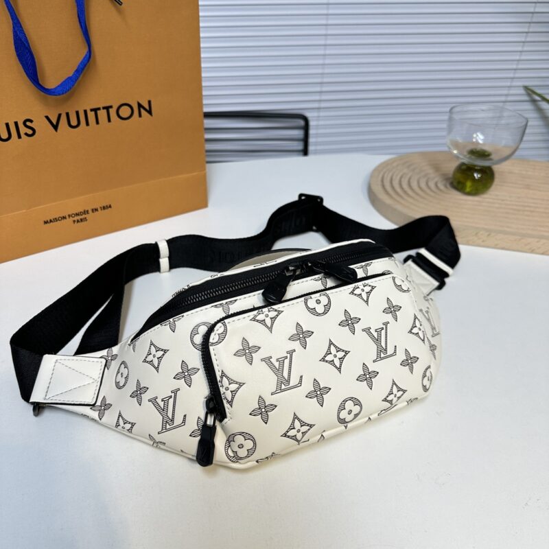 Donkey waist bag/chest bag model M25227 all leather white. This waist bag design is not only practical but also enhances the overall design sense, making it easy to raise the body proportion. The bag can be worn as a chest bag or crossbody bag, and c...