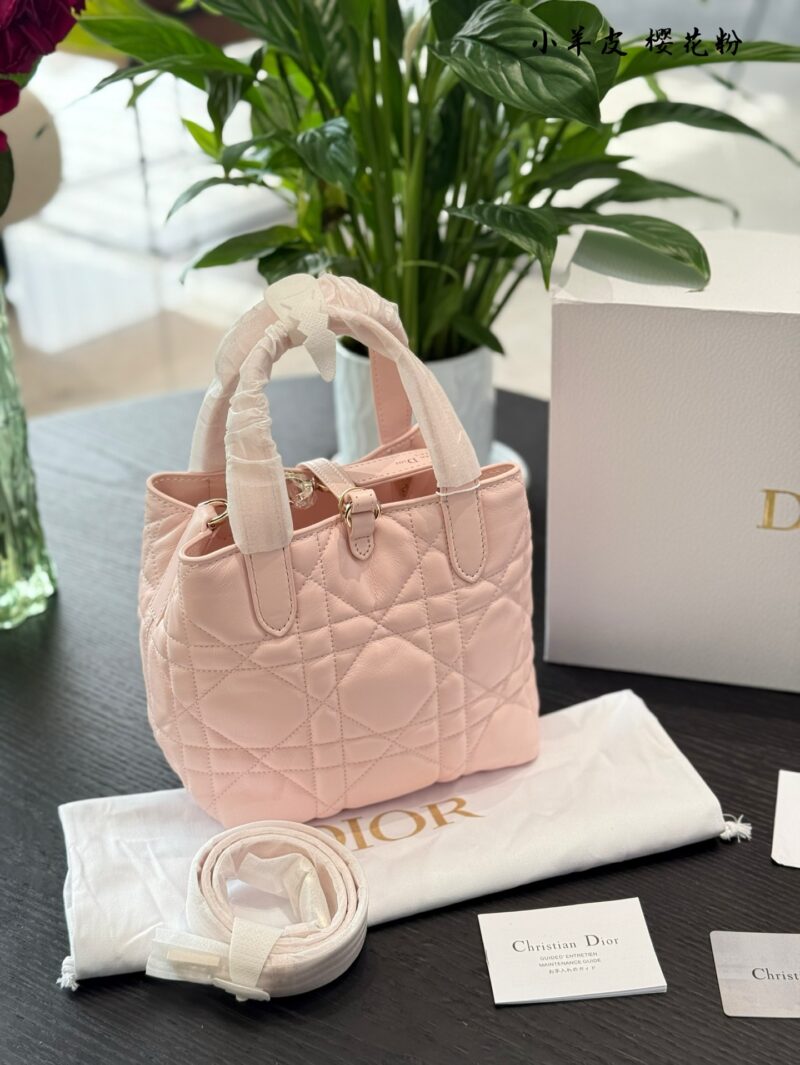 Dior indigenous bag pink p330
No joke, this will be the next hit!
I'm not joking! Zhi Xiu doesn't even joke with you
The hottest Toujours indigenous bag has actually grown taller and even has an extra shoulder strap. Its appearance has skyrocketed, i...