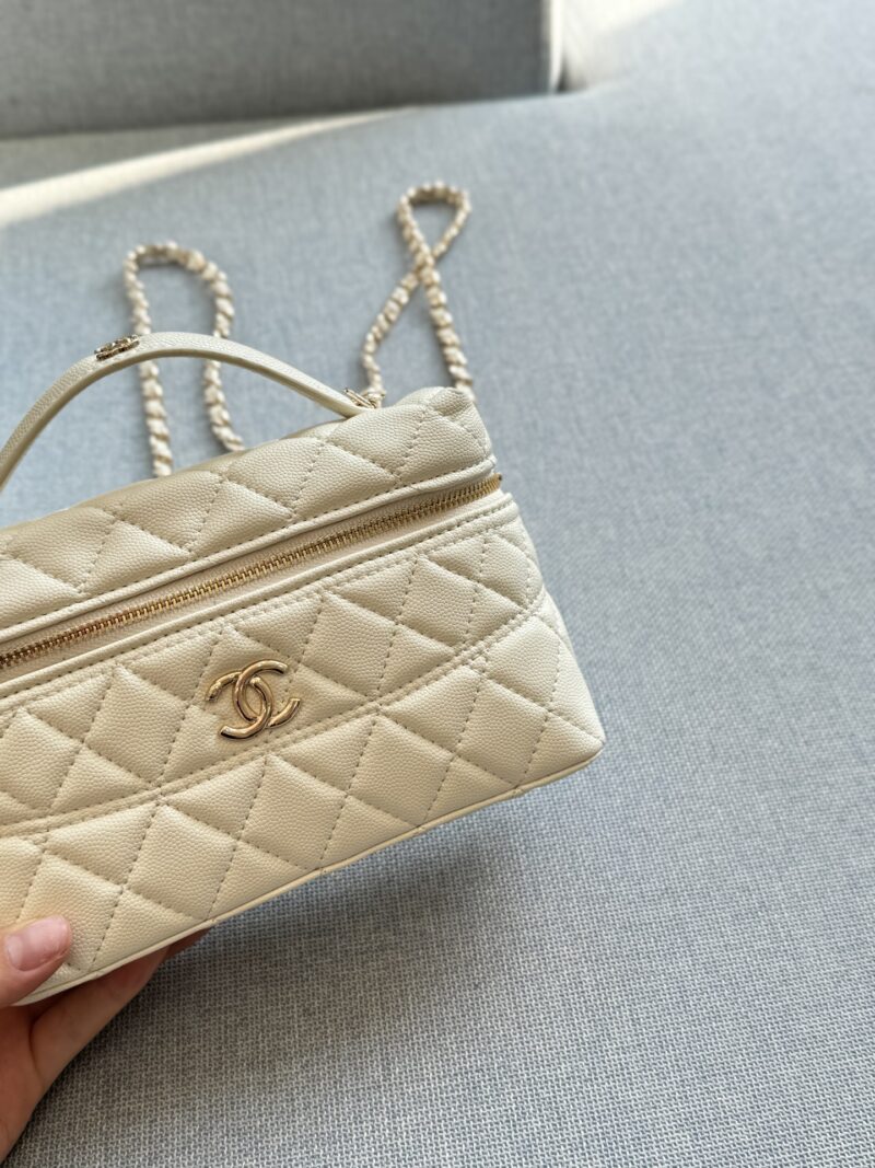 6cd3e38e8a.jpg 210 Complete Gift Box Set
size:19×12
CHANEL 25C Handheld Logo Caviar Lunch Box Bag Makeup Box Makeup Box Bag Chain Bag Shoulder Cross Shoulder Handbag
Fragrant lunch box hobo
Also known as a wandering bag
The bag is lightweight and has capacity
Ex...