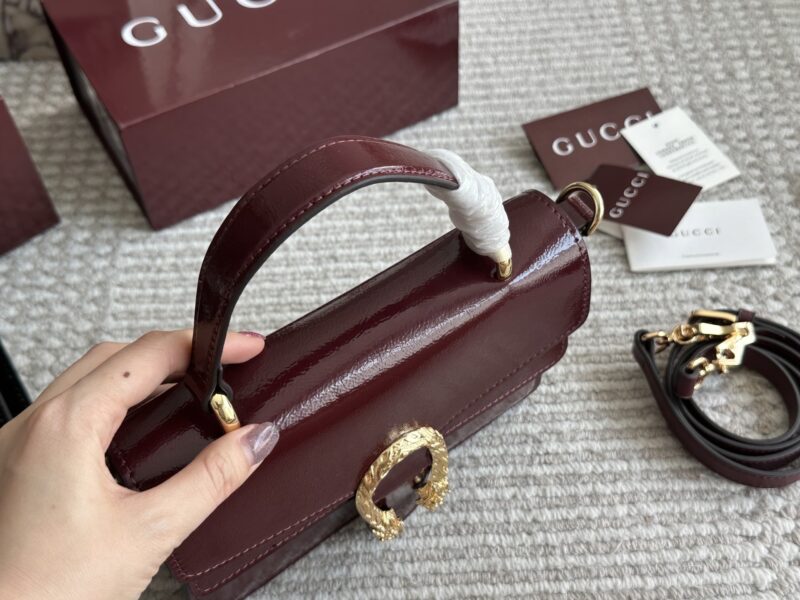 6cd522aa00.jpg 250 boxes
size:22 16cm
GG's latest wine god bag with shiny leather
Latest fabric paired with Shijiushen buckle
Super good-looking