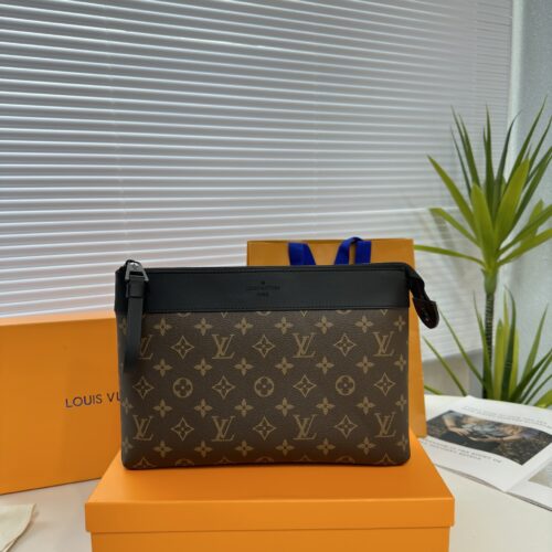Exclusive real-life shot of M82543 vintage Pochette Voyage Souple handbag with gift box. Made of soft Monogram Eclipse coated canvas, the classic Pochette Voyage handbag lines are outlined with rounded strokes, providing a comfortable and portable ex...