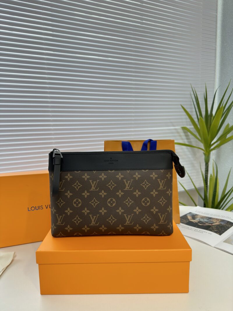 6ce7876800.jpg Exclusive real-life shot of M82543 vintage Pochette Voyage Souple handbag with gift box. Made of soft Monogram Eclipse coated canvas, the classic Pochette Voyage handbag lines are outlined with rounded strokes, providing a comfortable and portable ex...