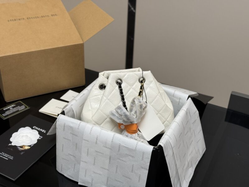 Comes with folding box airplane box
Chanel Gabrielle
I have always loved the classic wandering backpack
It has a light weight and is easy to carry,
It can be carried in any occasion and adapted to any style.
A classic bag that won't go out of style e...