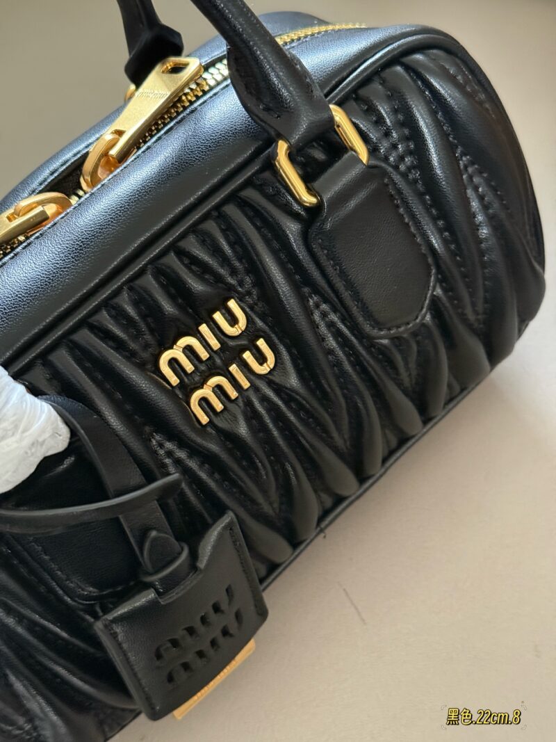 255 Upgraded Edition Box
size：22*11cm
New size of miumiu bowling ball ??
It's hard not to love!
It's hard not to be tempted by this size!
Can be carried by hand or slung diagonally
Full capacity~~
The appearance is Princess Miumiu!