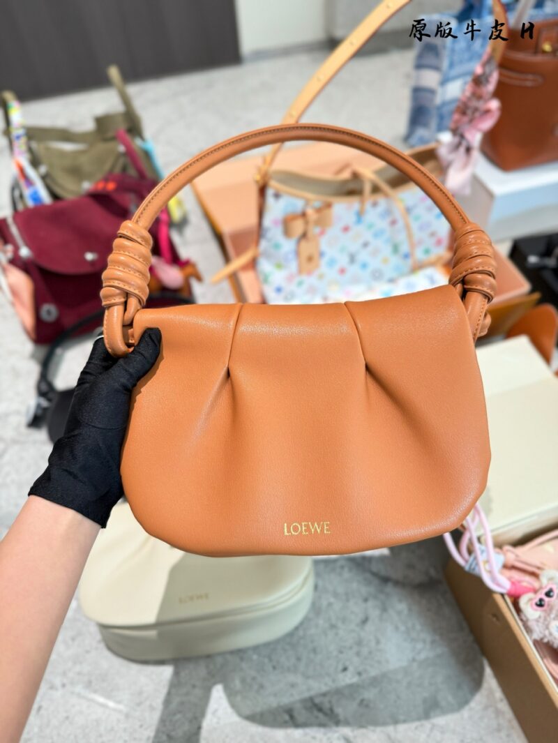 6d1ff48dd1.jpg Actual delivery photo of p320 cowhide
Brand new Paseo satchel handbag
Size: 25-17-8cm
V has exquisite workmanship, a simple and elegant silhouette, a unique and soft pleated structure, an ultra lightweight construction, Napa soft cowhide leather (ful...