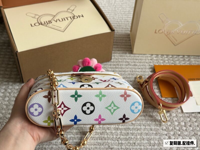 6d20515e33.jpg ¥ 260 new white tri color replica box
L's new makeup bag is really beautiful! It's very compact and exquisite, with just the right width to fit far ahead. Even a bigger phone should be fine, it's perfect for spring and summer! Old flowers look great...