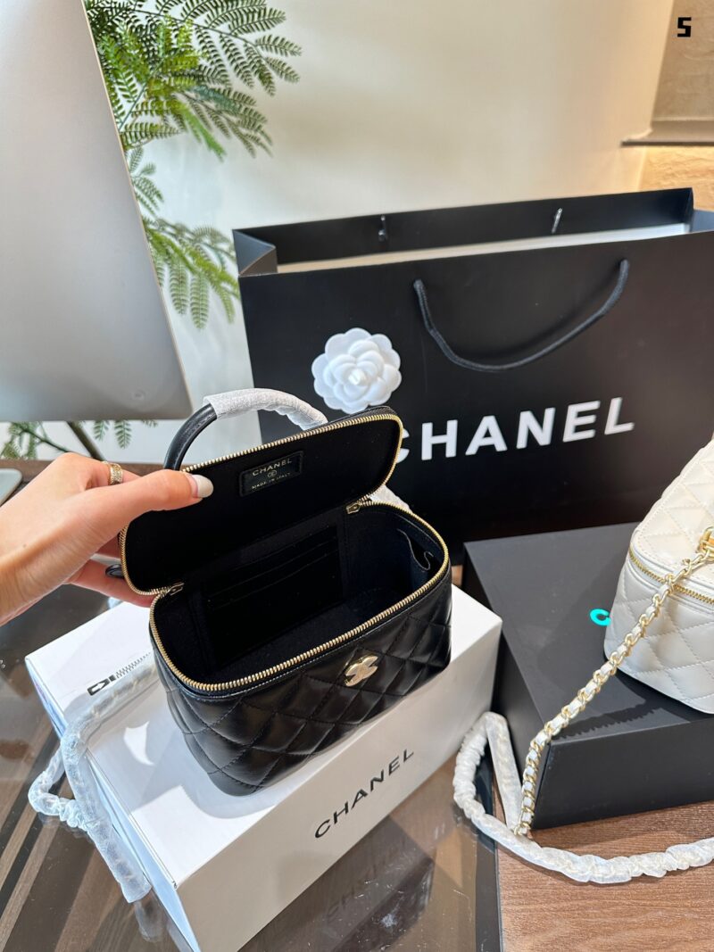 Chanel P225
Chanel shiny gold standard diamond patterned sheepskin handle long box bag, hand-held single shoulder crossbody bag without mirror, 31 open
Brand new with ID card/dust bag as the preferred gift in foldable box packaging