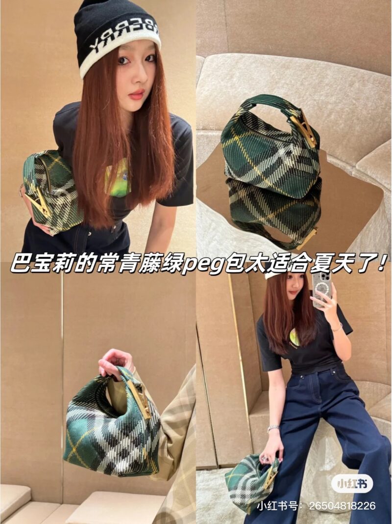 6d40cf9743.jpg Burberry peg bag | 2024 best-selling bag
Drum shaped lunch box bag paired with knitted fabric
There is a kind of familiar nostalgia that blends in again
Burberry's iconic checkered pattern
There's a little more British style~
I especially like the me...